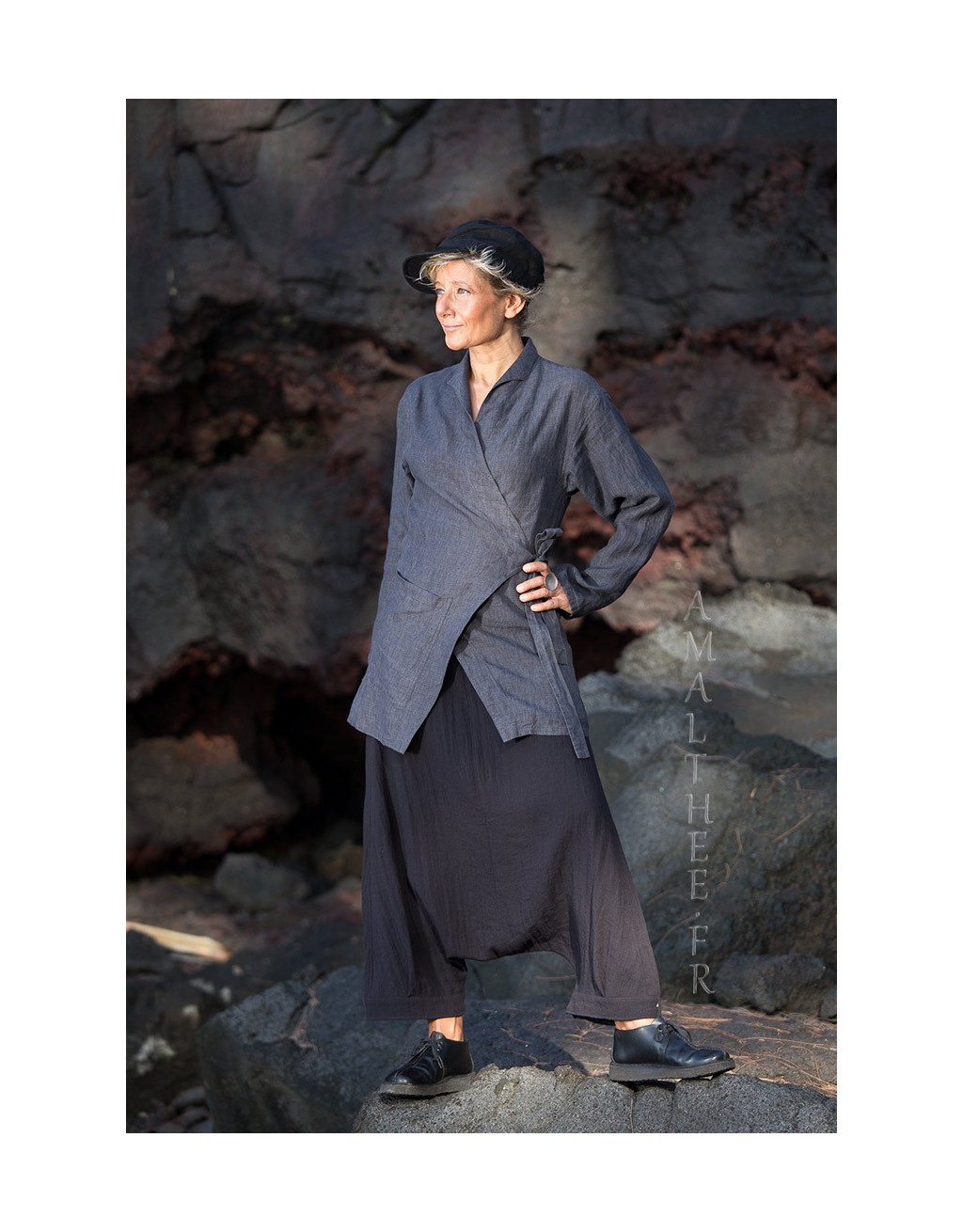 vêtements de créateurs en lin femme: veste cache coeur gris ardoise et sarouel noir