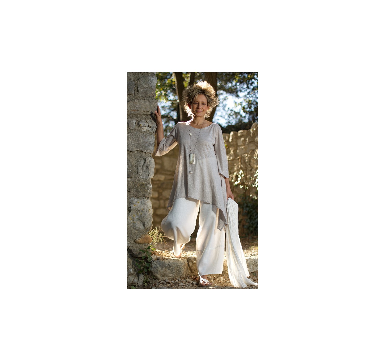 Tunique asymétrique en jersey de lin gris pâle, pantalon large en lin blanc