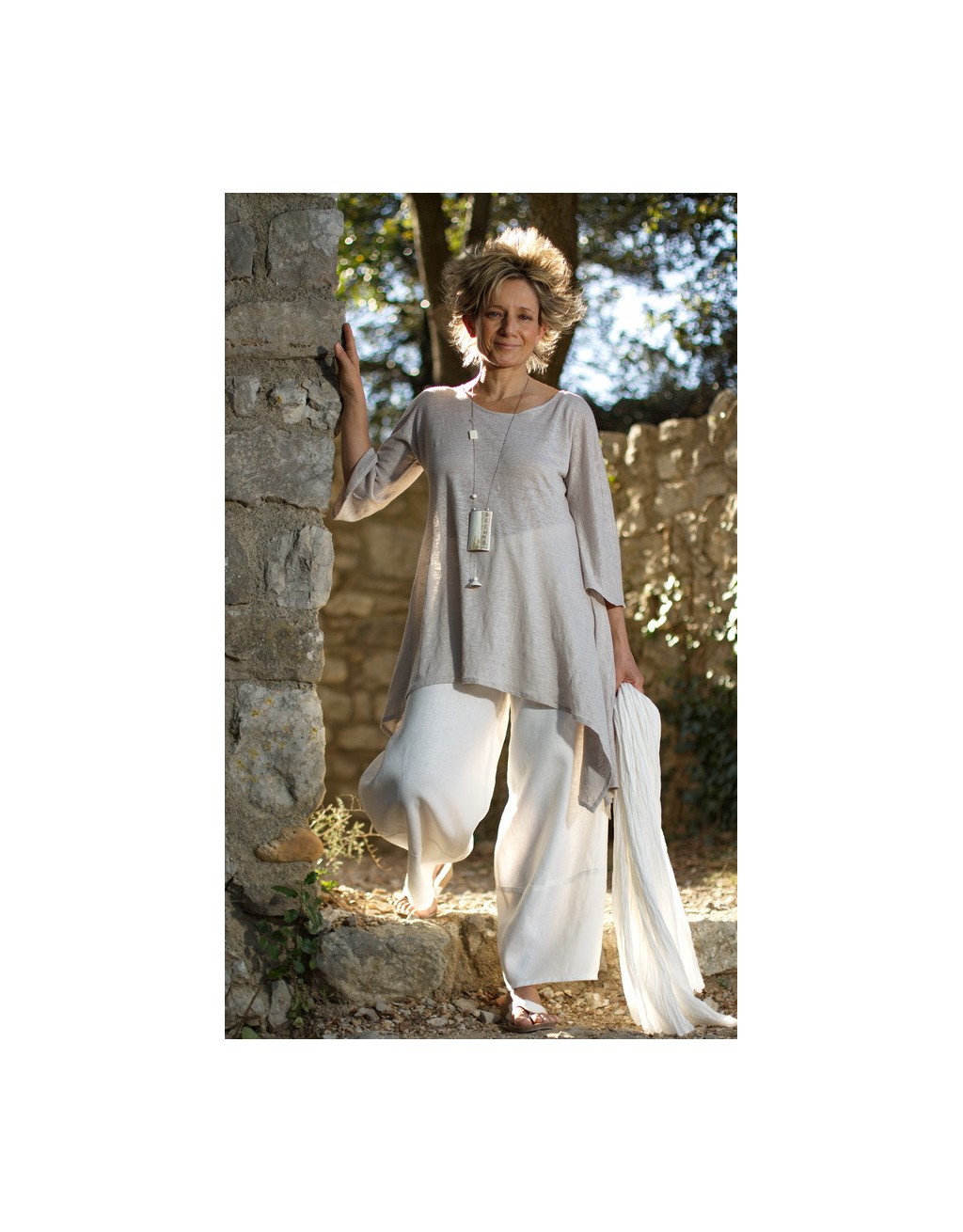 Tunique asymétrique en jersey de lin gris pâle, pantalon large en lin blanc