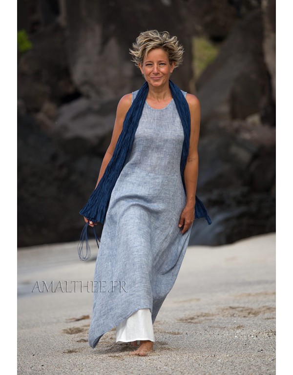 Tenue tropicale femme: tunique en voile de lin bleu et pantalon blanc large