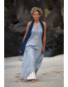 Tenue tropicale femme: tunique en voile de lin bleu et pantalon blanc large