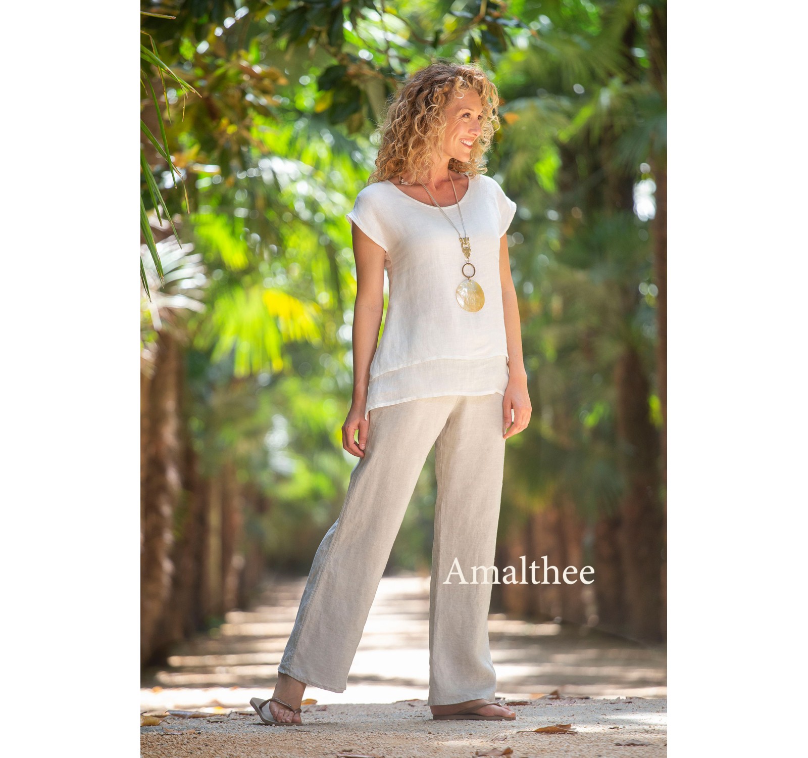 TOP SELENE EN VOILE DE LIN BLANC CASSE AVEC PANTALON BARBARA DROIT EN LIN NATUREL