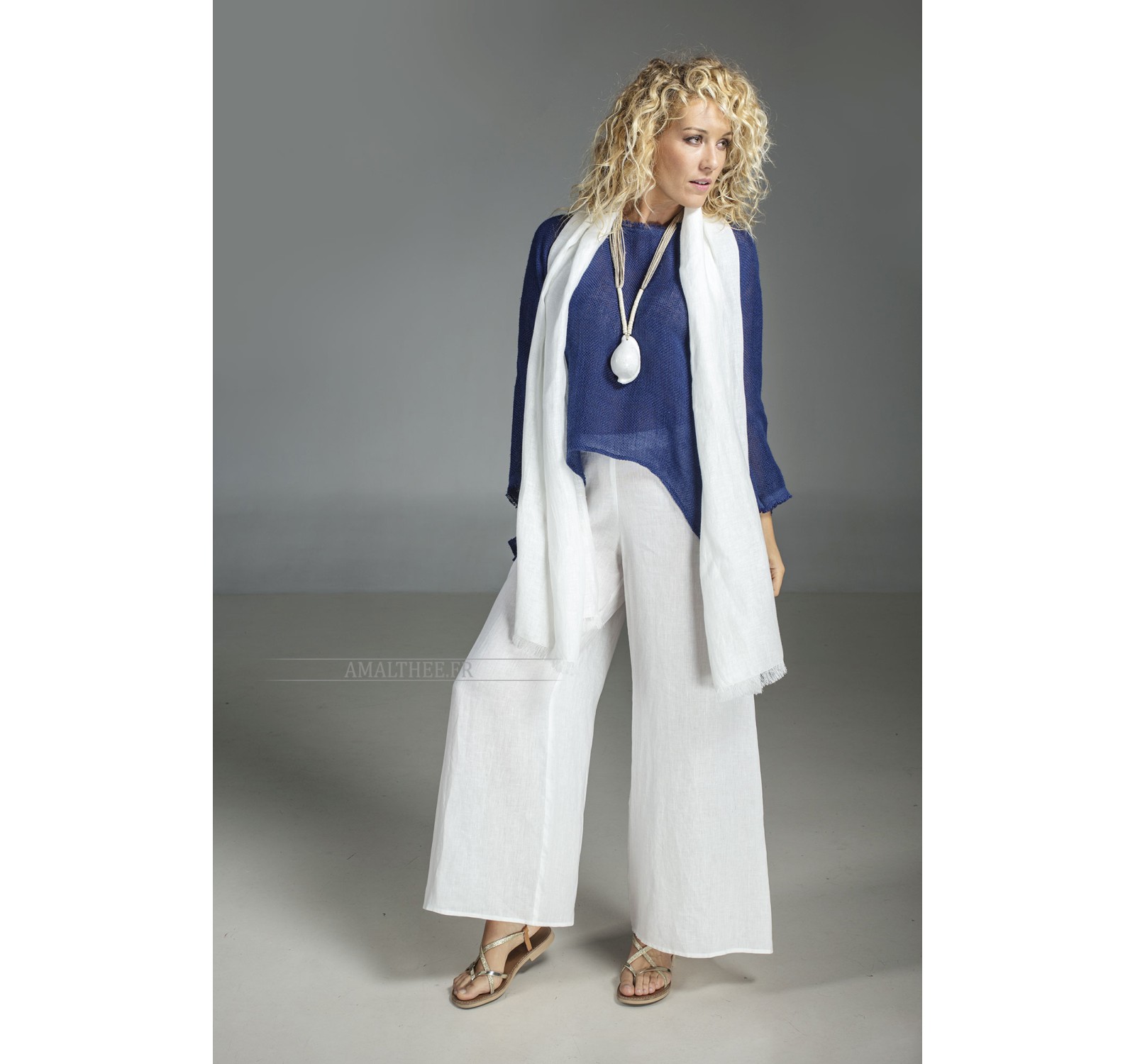 TOP DESTRUCTURE EN MAILLE DE LIN BLEU INDIGO  ACCOMPAGNEE D'UN PANTALON LARGE BLANC