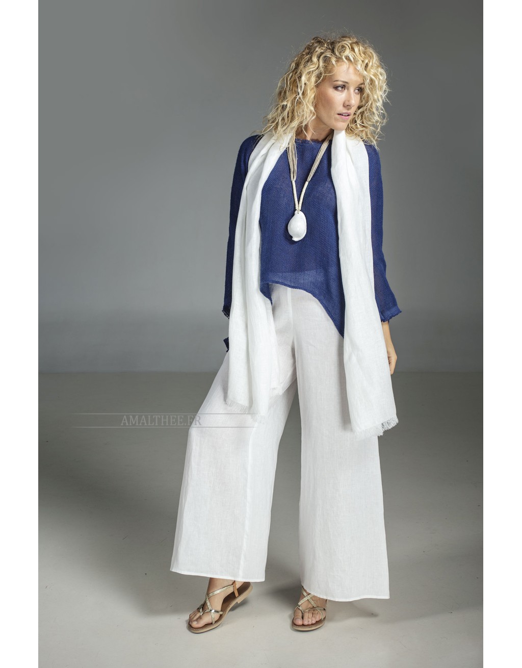 TOP DESTRUCTURE EN MAILLE DE LIN BLEU INDIGO  ACCOMPAGNEE D'UN PANTALON LARGE BLANC