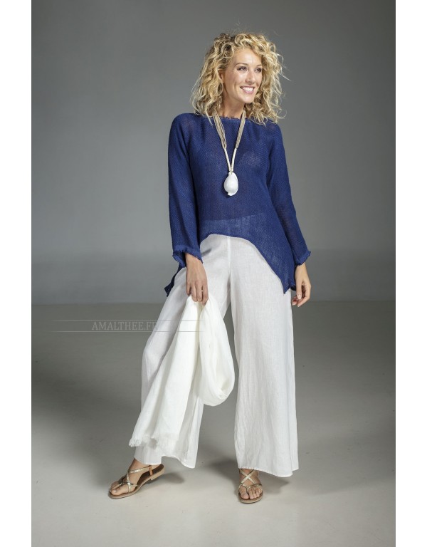 TOP DESTRUCTURE EN MAILLE DE LIN BLEU INDIGO  ACCOMPAGNEE D'UN PANTALON LARGE BLANC