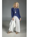 TOP DESTRUCTURE EN MAILLE DE LIN BLEU INDIGO  ACCOMPAGNEE D'UN PANTALON LARGE BLANC