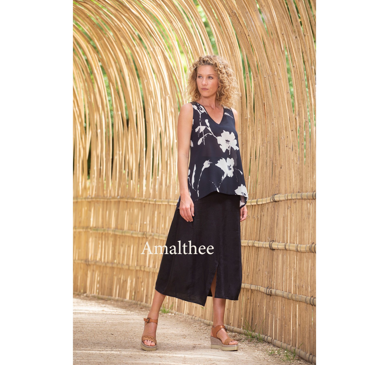 TOP VESUVE AUX IMPRIMES FLORALES EN VISCOSE ET JUPE ASSIA EN LIN NOIR