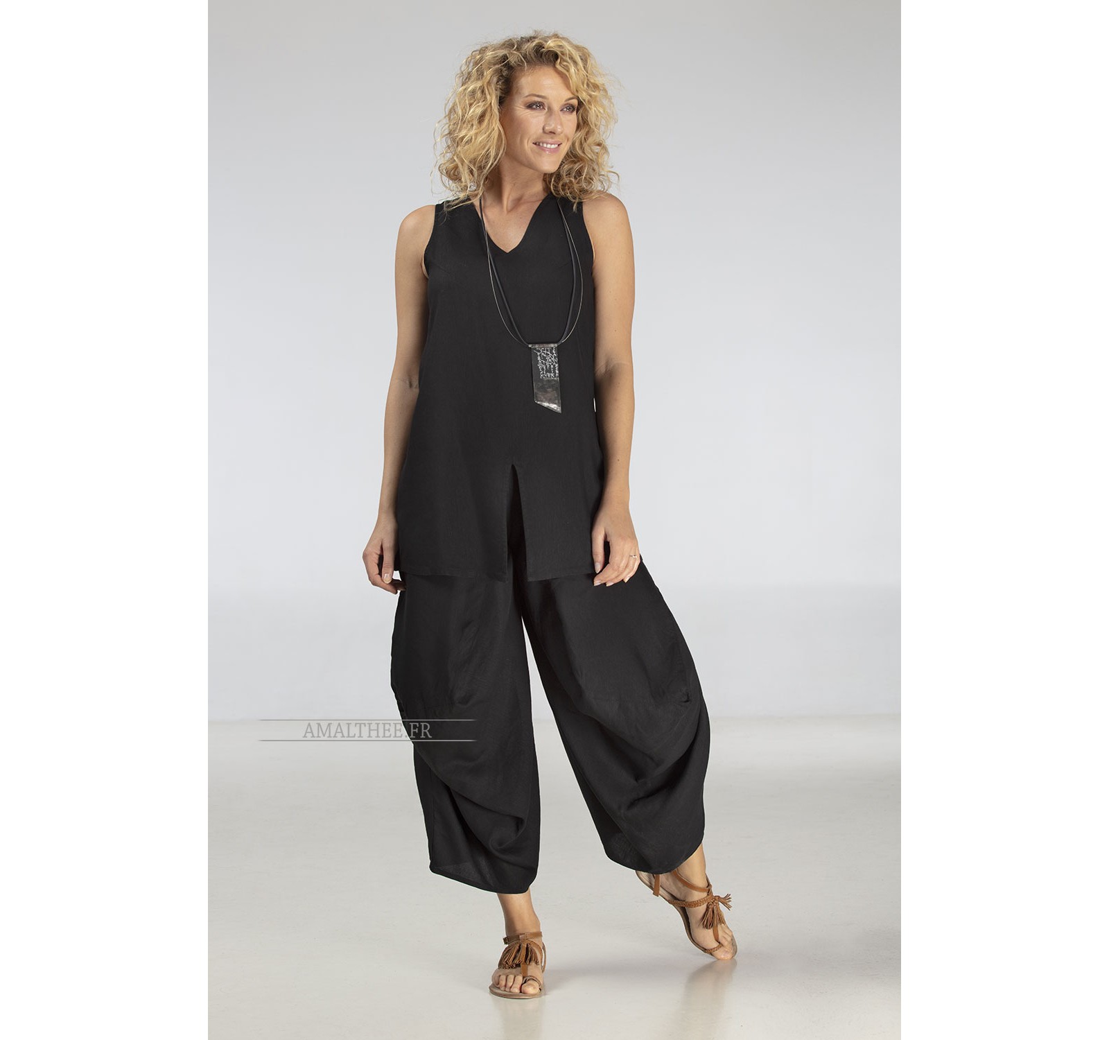 PANTALON LARGE  DRAPÉ EN LIN NOIR ET TUNIQUE ASSORTIE