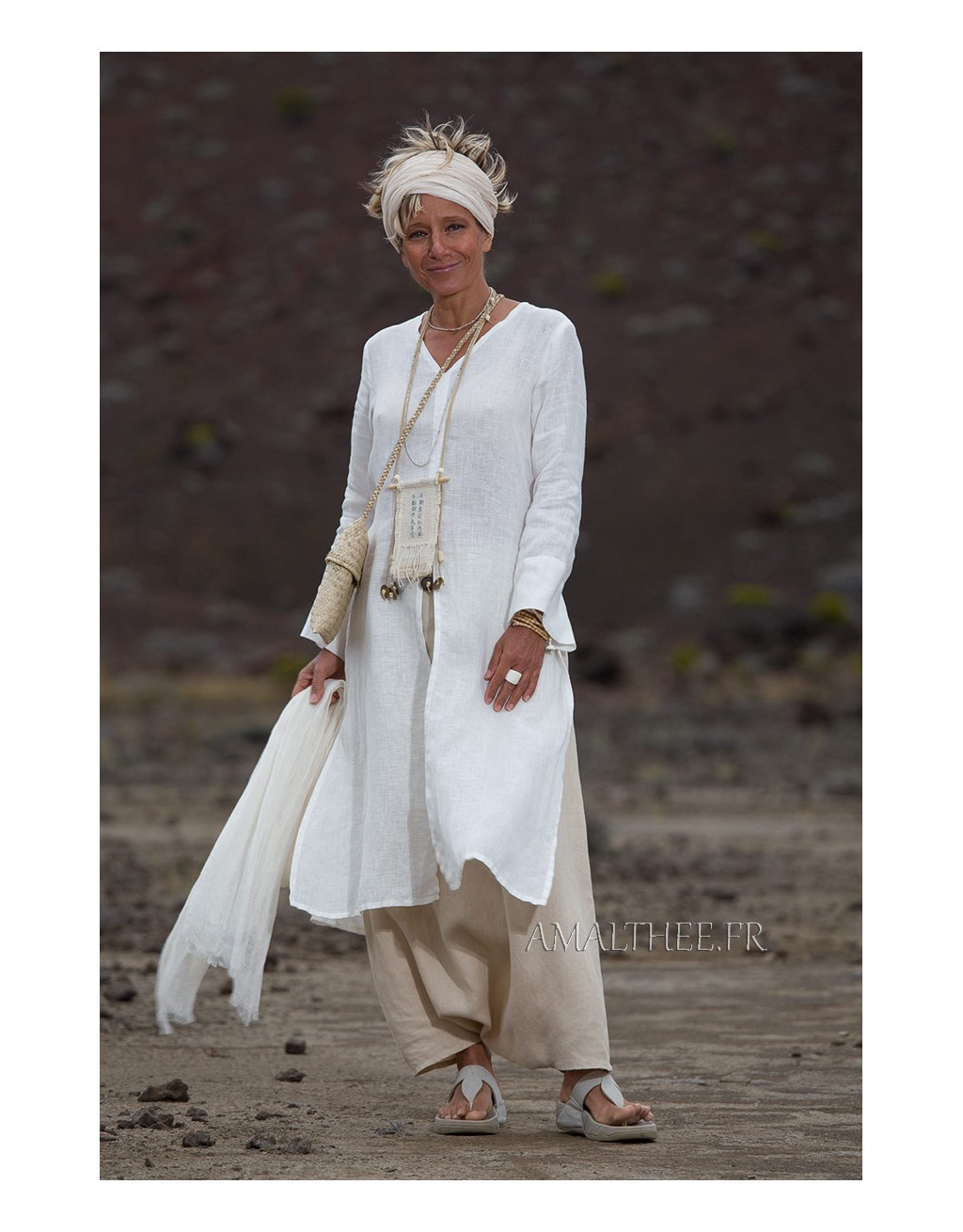 TUNIQUE ETHNIQUE EN LIN BLANC CASSÉ ET SAROUEL EN LIN COULEUR SABLE