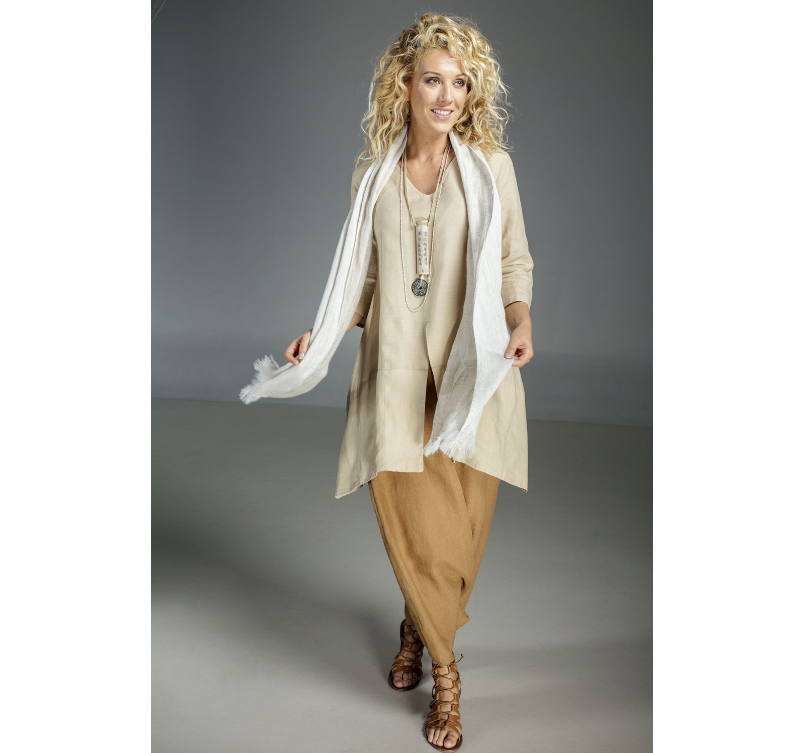 LONGUE CHEMISE EN LIN BEIGE SABLE EMILIE AVEC MANCHES TROIS QUART ET SAROUEL JUPE COULEUR TABACCO