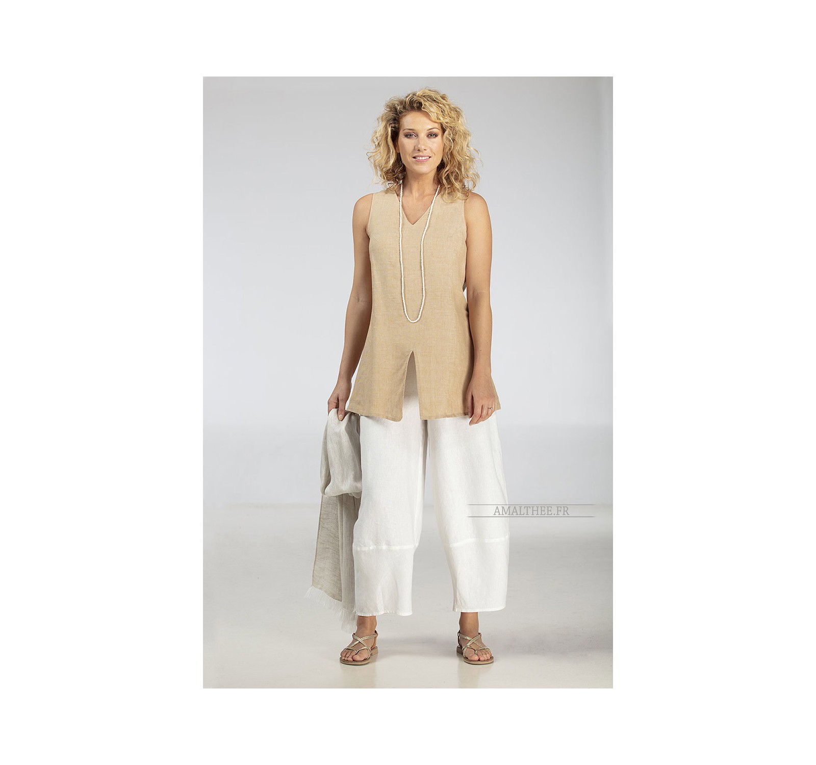 ENSEMBLE EN PUR LIN TOP ARCADE BEIGE AMBRE PORTE SUR UN PANTALON LARGE BULLE EN LIN