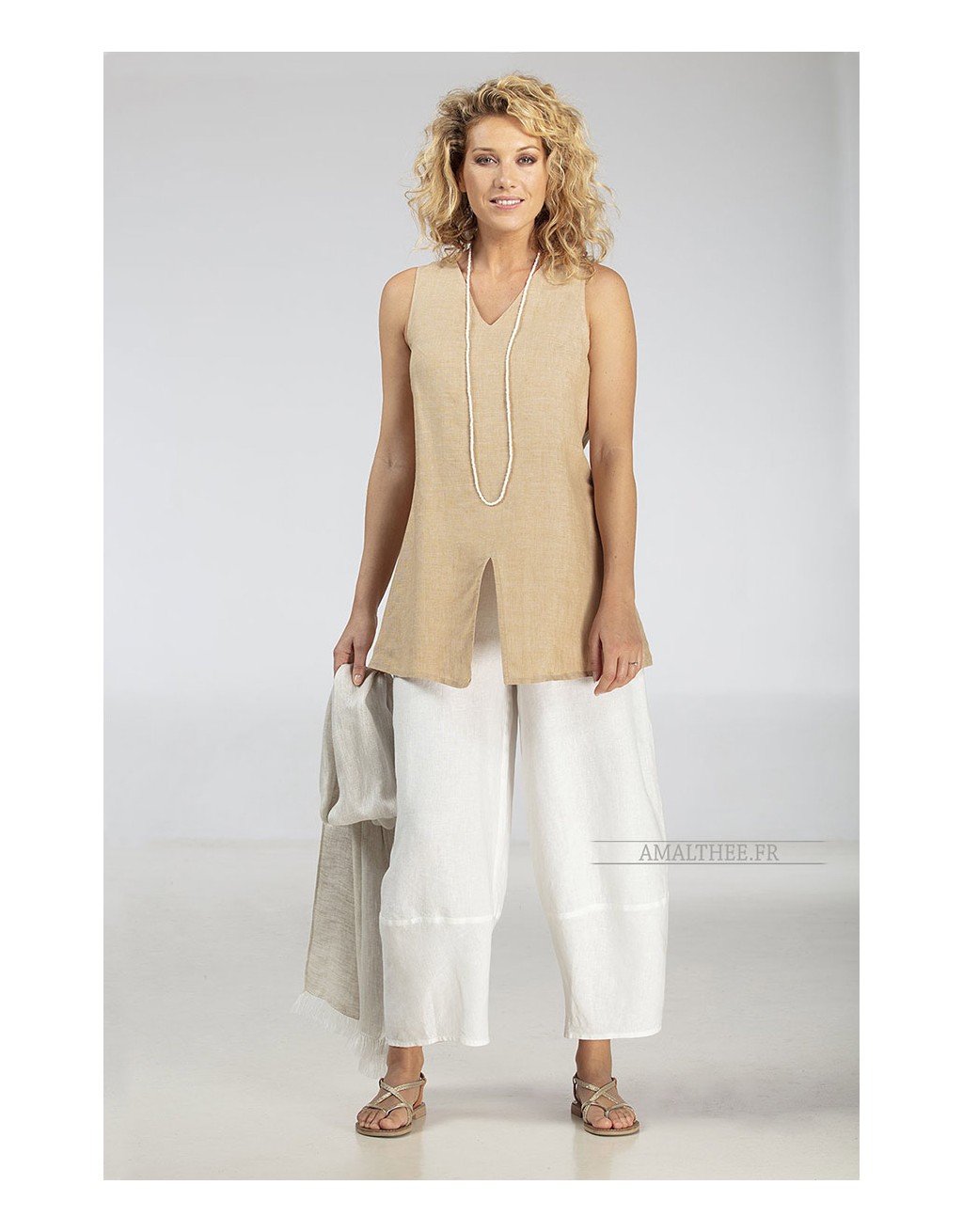 ENSEMBLE EN PUR LIN TOP ARCADE BEIGE AMBRE PORTE SUR UN PANTALON LARGE BULLE EN LIN