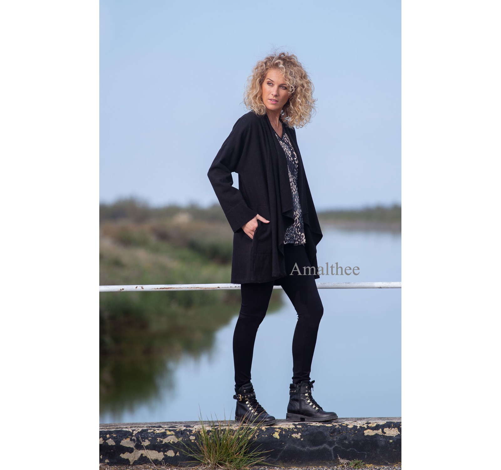 MANTEAU LISE EN LIN LAINE COULEUR NOIR AVEC DRAPE SUR LE DEVANT AVEC LA TUNIQUE ALAYA DESTRUCTUREE