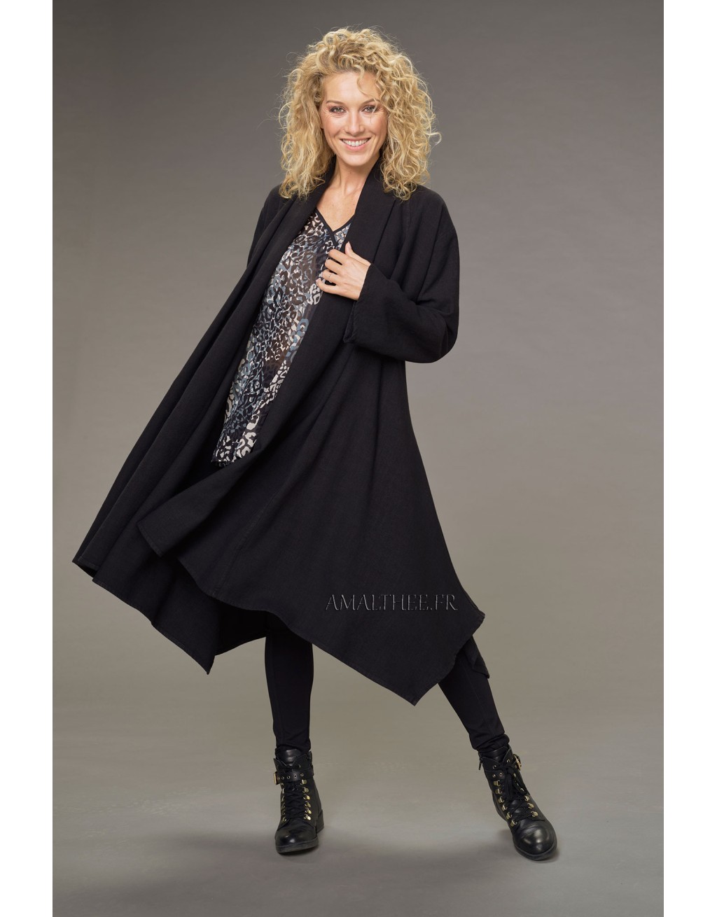 MANTEAU ADELE LONG DESTRUCTURE EN  LIN ET LAINE COULEUR NOIR ET TUNIQUE ALAYA IMPRIME VERT D'EAU