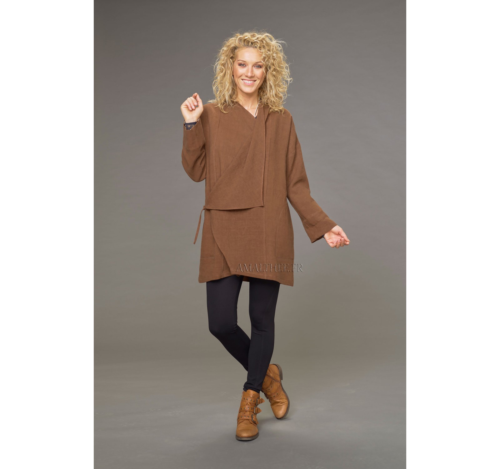 MANTEAU LISE EN LIN LAINE COULEUR CAMEL AVEC DRAPE SUR LE DEVANT AVEC LA  TUNIQUE ALAYA DESTRUCTUREE