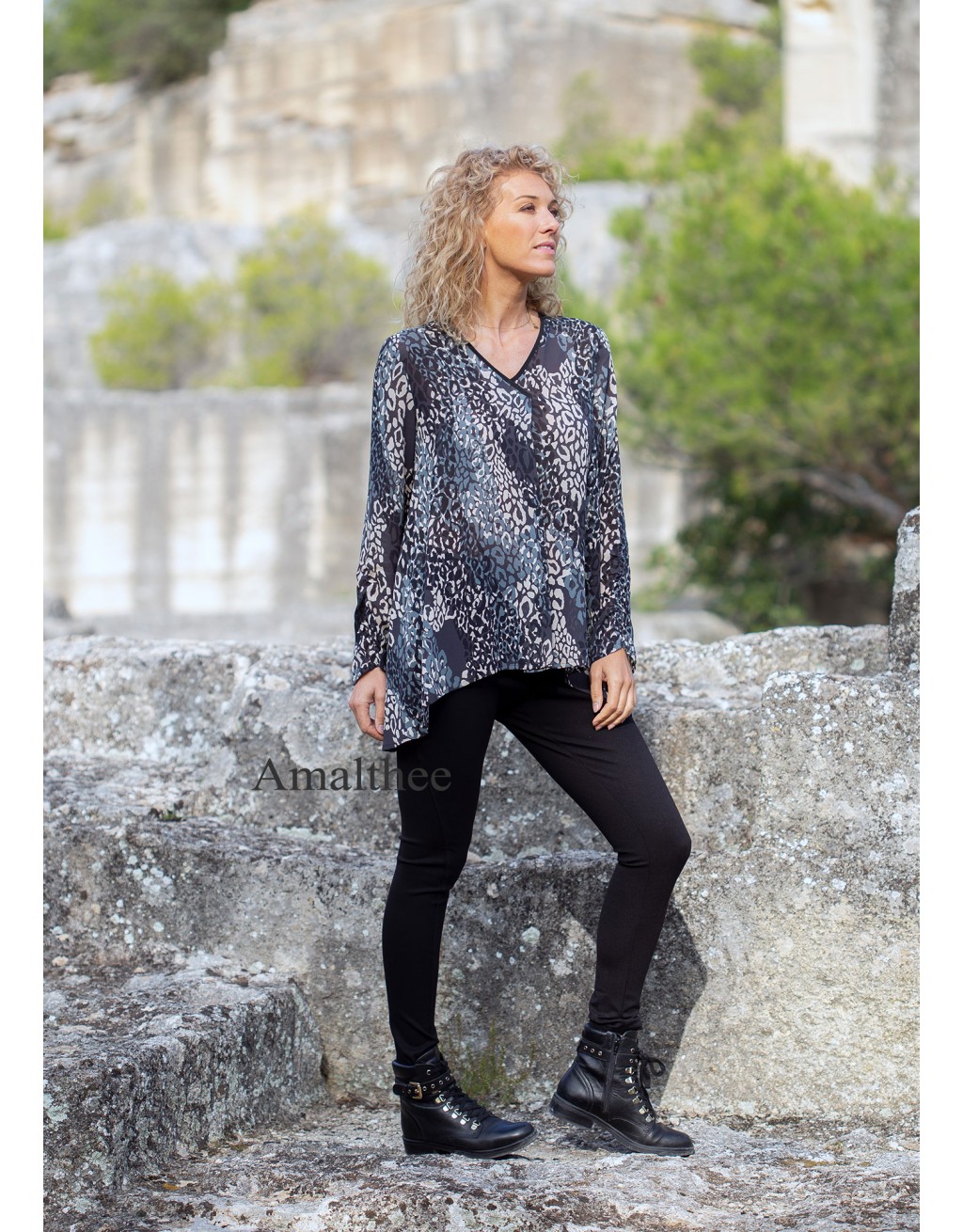 TUNIQUE ALAYA FLUIDE AVEC UN JOLI IMPRIME VERT D'EAU ACCOMPAGNEE DU JEGGING NOIR