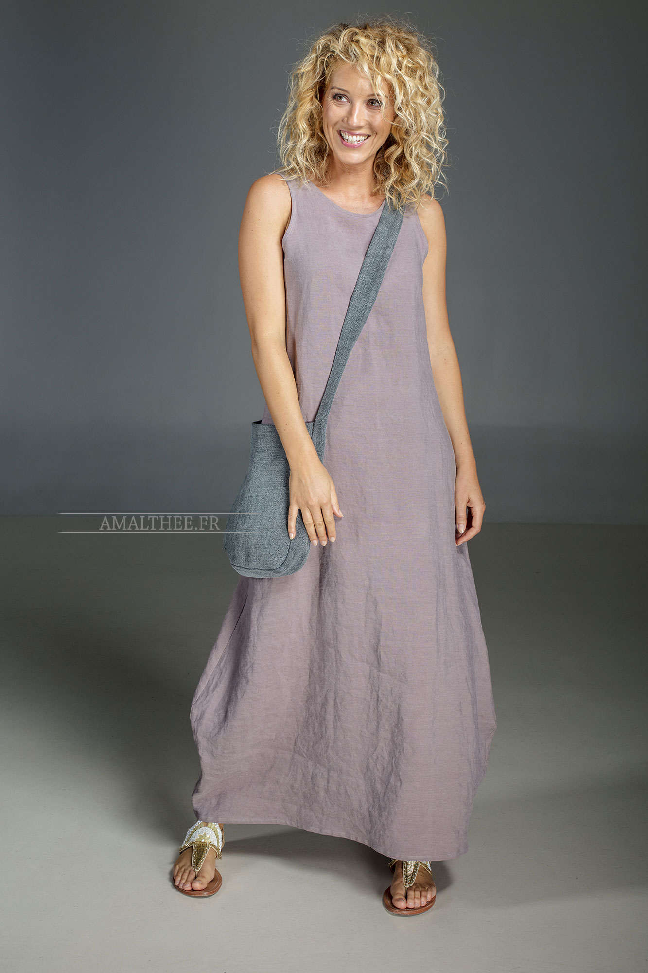 Robe longue en lin beige Amalthée – silhouette naturelle et bijou généreux