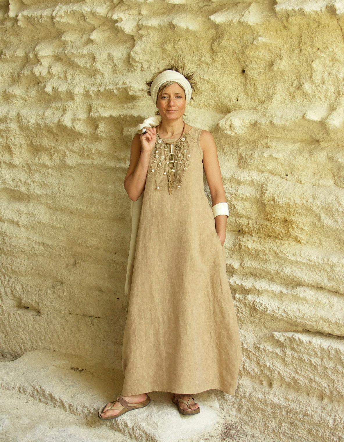 Robe longue en lin beige Amalthée – silhouette naturelle et bijou généreux