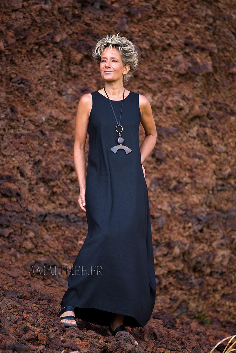 Robe longue en lin noir Amalthée portée avec bijou volumineux